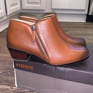 Vionic “Jolene” Leather Ankle Boots NEW - in Box. Size 7.5